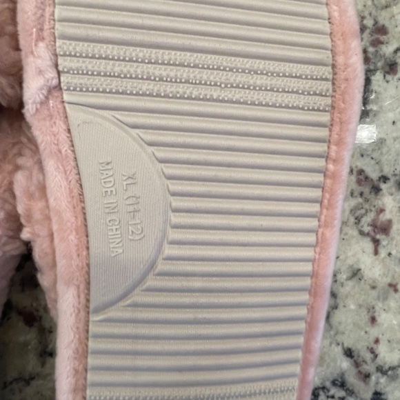 Nestwell NWT Crossover Plush Slippers Women’s 11-12 from Bed Bath & Beyond - Picture 6 of 6